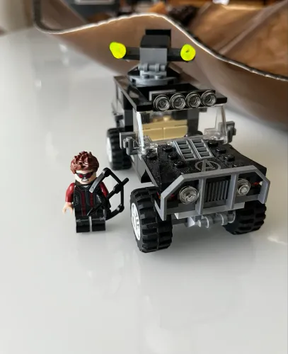 Lego Marvel Gavião Arqueiro com Jeep de guerra 