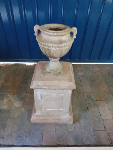 Vaso e pedestal de resina importado dos EUA