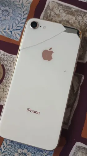Celular iPhone quebrado