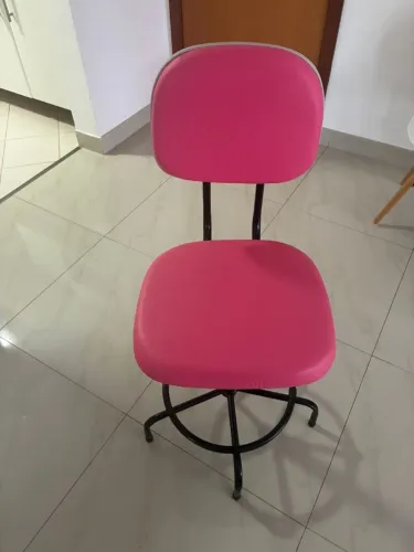 Cadeira giratória estofada rosa - base de ferro - sem rodinhas