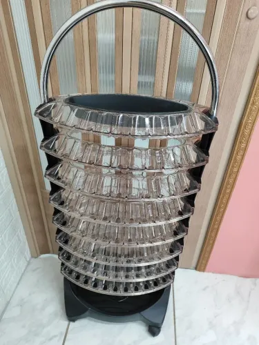 Estou vendendo esse expositor de esmaltes.. 3 meses de uso, muito bem conservado,.