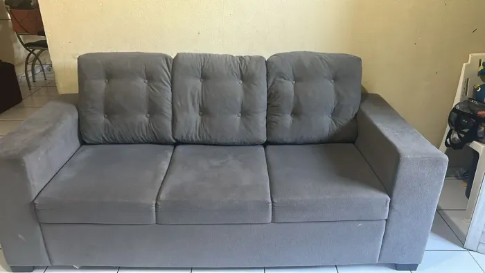Sofá três lugares