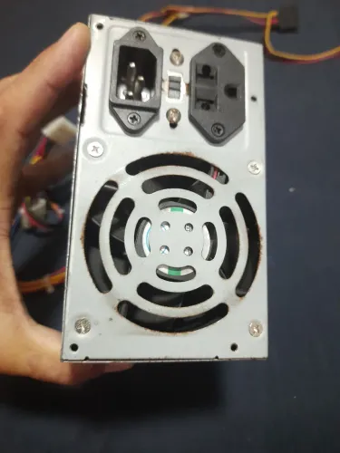 Fonte atx genérica de 450 watts de pico.