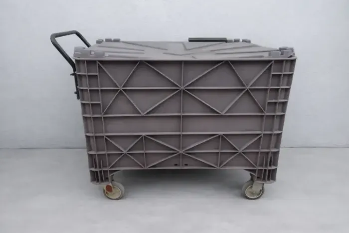 Vendo 02 Container Plástico de 1.000L cada com Rodas