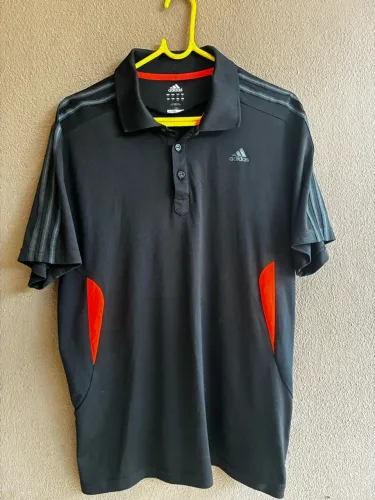 Camisa Polo Esportiva Adidas preta com detalhes laranja
