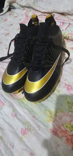 Chuteira de campo com trava preto com dourado 