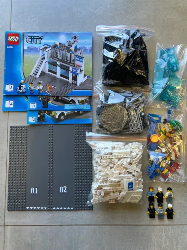LEGO City 7498 Police Station Completo c/ Minifigs + Manuais - Ótimo Estado!