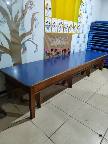 Mesa infantil de madeira.
