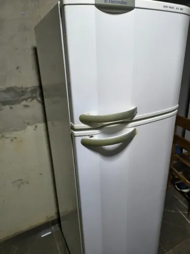 GELADEIRA DC34 ELECTROLUX Refrigerador: 207 litros Freezer: 53 litros Gelando muito