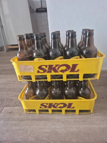 2 caixas com 30 garrafas vazias