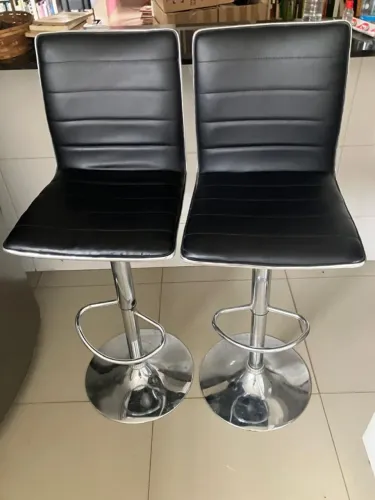 2 Banquetas Marilyn Preto. Modelo vendido pela Mobly.