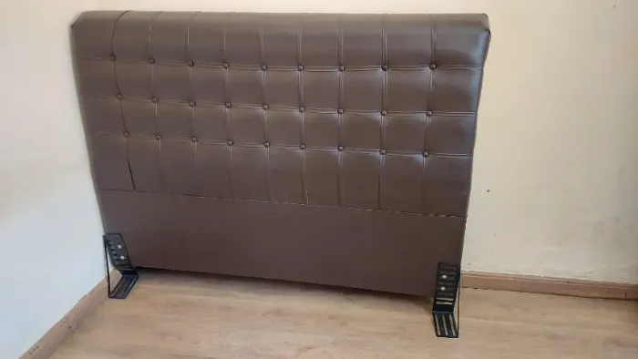 Cabeceira de Cama Queen - Estofada em Marrom Café - Alt 1,20m Larg 1,60m Prof 0,20m