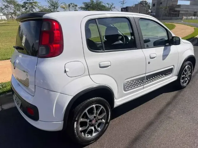 Fiat Uno Sporting 1.4 EVO Fire Flex 8V 4P 2013