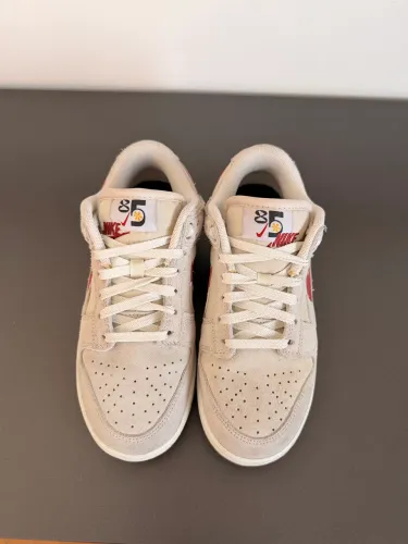 Tênis Nike Dun Low bege com detalhes em vermelho