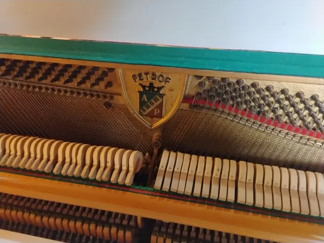 Piano Petrof Modelo R