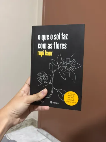 Livro "O que o sol faz com as flores" de Rupi Kaur