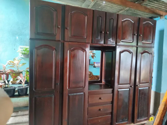 Guarda roupa madeira bruta com rodinhas