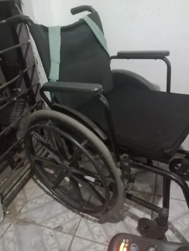 Cadeira de rodas confortável e com rodas removiveis