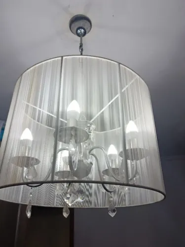 Lustre com lâmpadas vela