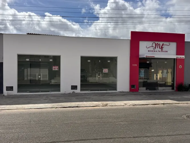 Alugo ponto comercial com 31m2, banheiro. Água e IPTU inclusos.