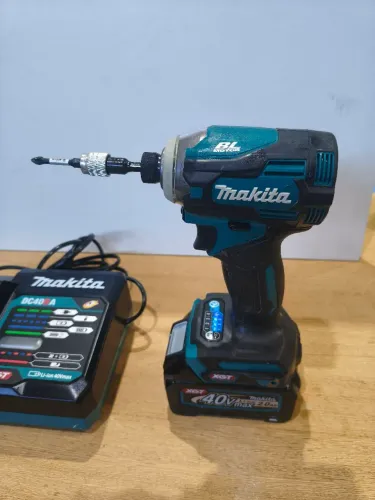 Parafusadeira de impacto  Makita 40v bateria 2 amp nova