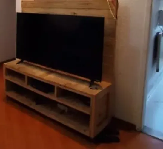 Rack de Madeira Pino (pallet) - com rodinhas - painel movel.