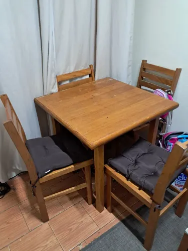 Vendo esse conjunto de mesa e quatro cadeiras!! Barbada....150 reais!!!