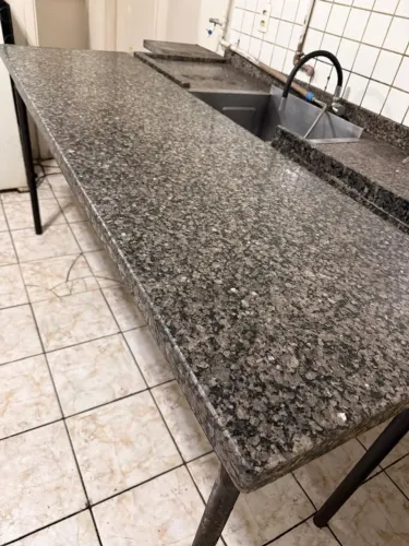 Mesa Bancada de Granito 2,10m com Estrutura Metálica