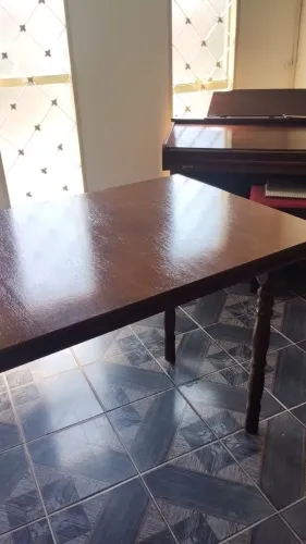 Vendo mesa de madeira maciça estilo colonial <br>Excelente estado e acabamento em alto brilho