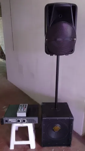 Som profissional compacto (PA) Som ao vivo, barzinho, festas.