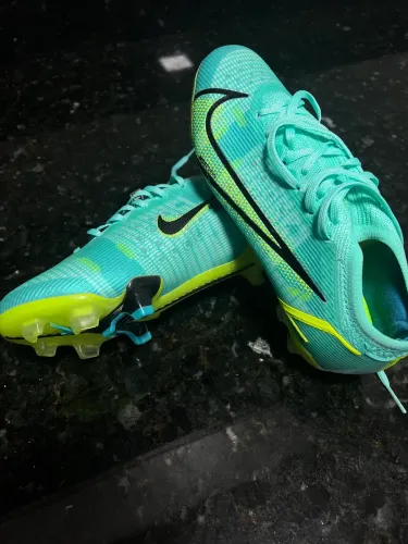 Chuteira Nike mercurial vapor,na cor verde/azul com detalhes neon