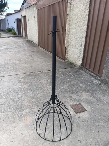 VENDE-SE LIXEIRA DE FERRO