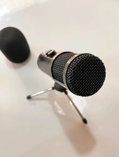 Microfone com abafador de ruído e modificador de Voz