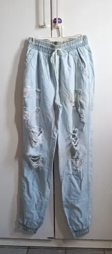 Calça jeans jogger feminina rasgada