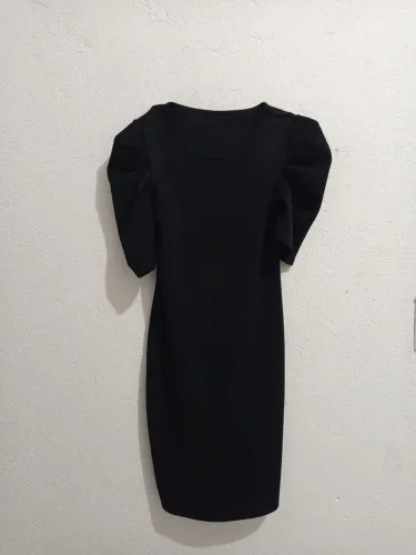 vestido tubinho preto com mangas bufantes
