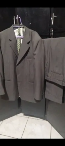 Vendo estes conjuntos de calça e blazer para homem elegantes com bom preço.