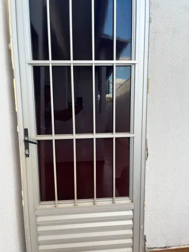 Porta de Alumínio Prata com Grade e Vidro Fumê  Vendo porta de alumínio na cor prata