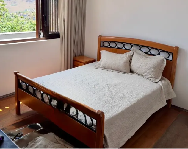 Cama em madeira e ferro excelente estado