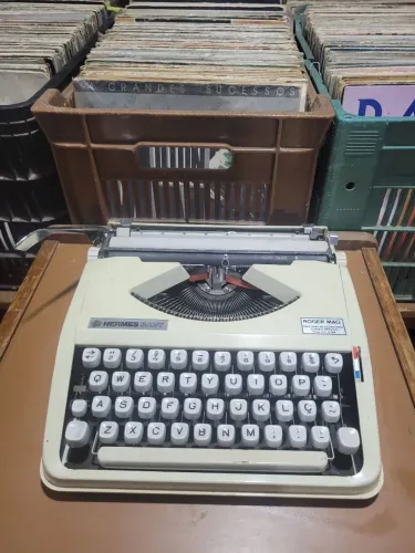 Vendo máquina de escrever portátil vintage modelo Hermes Baby.
