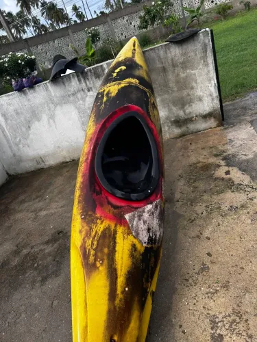 Caiaque de pesca fechado usado