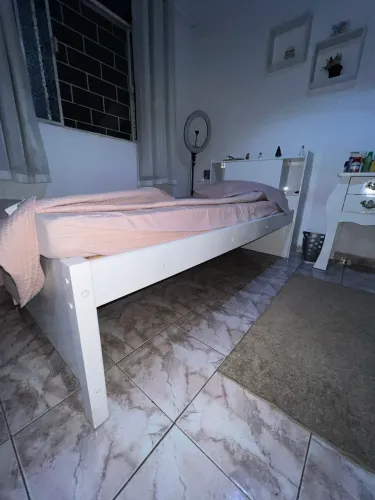 CAMA DE SOLTEIRO, COM CABEÇEIRA BAÚ 