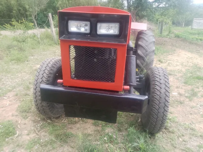 Trator Agrale com arado