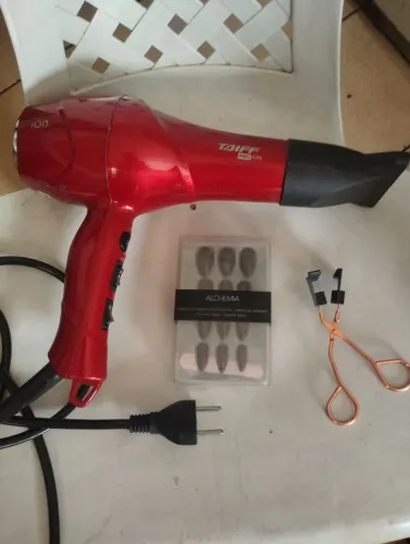 Secador de cabelo só arruma e unhas e uma tesoura