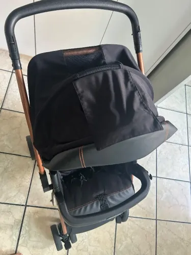Carrinho de bebê com bebê conforto - Burigotto - RioK