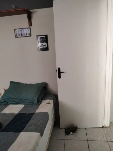 Estilo Airbnb. E por diária e reserva o aluguel do quarto.