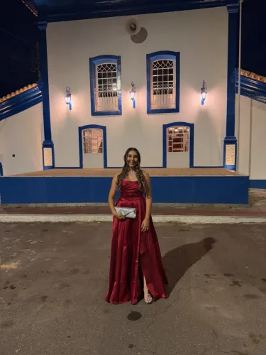 Vestido de Festa, cor vinho.