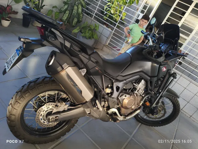 Moto Honda CRF 1000L África Twin Travel Edition 2020 de Cor Preta