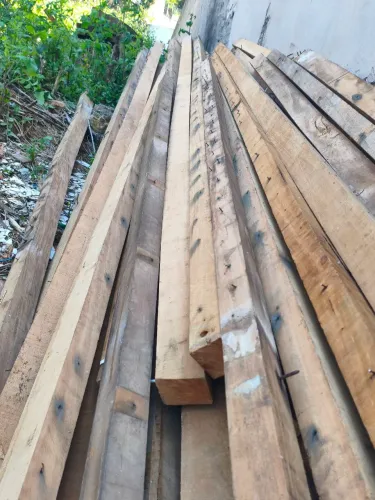 Tenho 60 caibrao de demolição em ótimo estado,são de 4 metros são de 7x5 valor 40 reis cad