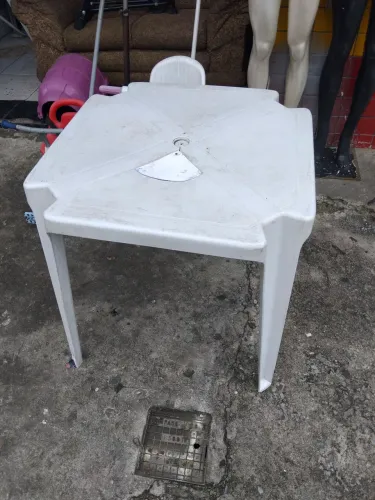 Uma mesa plastica de bar.