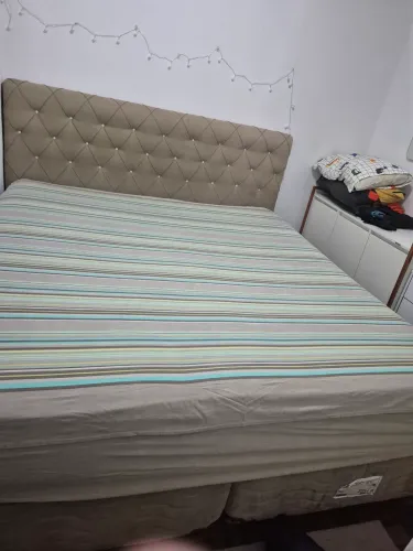 Cama King size com cabeceira de brinde